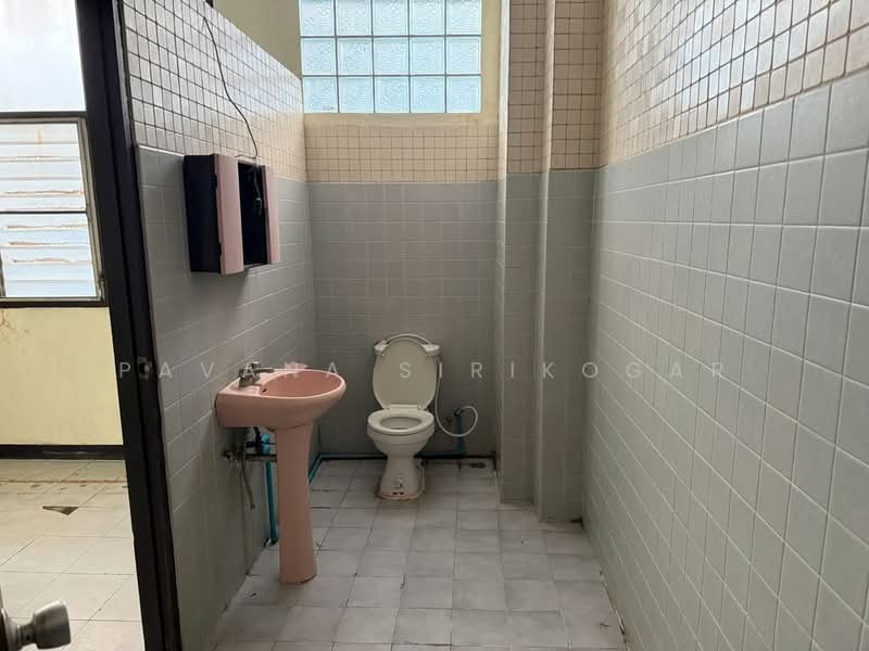 4-BR Townhouse, Bangkok, Khlong Toei, Khlong Toei, Bangkok, 4 Bedrooms, 230 sqm, Townhouse For Rent, by Pavana Sirikogar, 500152089 - DDproperty.com