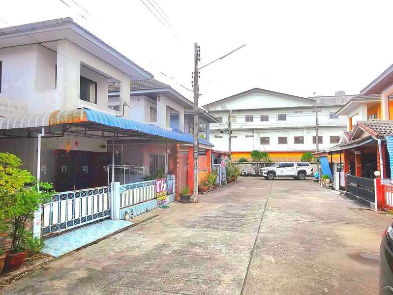 Large townhome for sale at Suan Thip 4 Village, Sam Phran, Nakhon Pathom., Nakhon Pathom, เพชรเกษม, Om Yai, Sam Phran, Nakhon Pathom, 3 Bedrooms, 250 sqm, Townhouse For Sale, by สุกฤช พงศ์พันธุ์พณิชย์, 500152773 - DDproperty.com