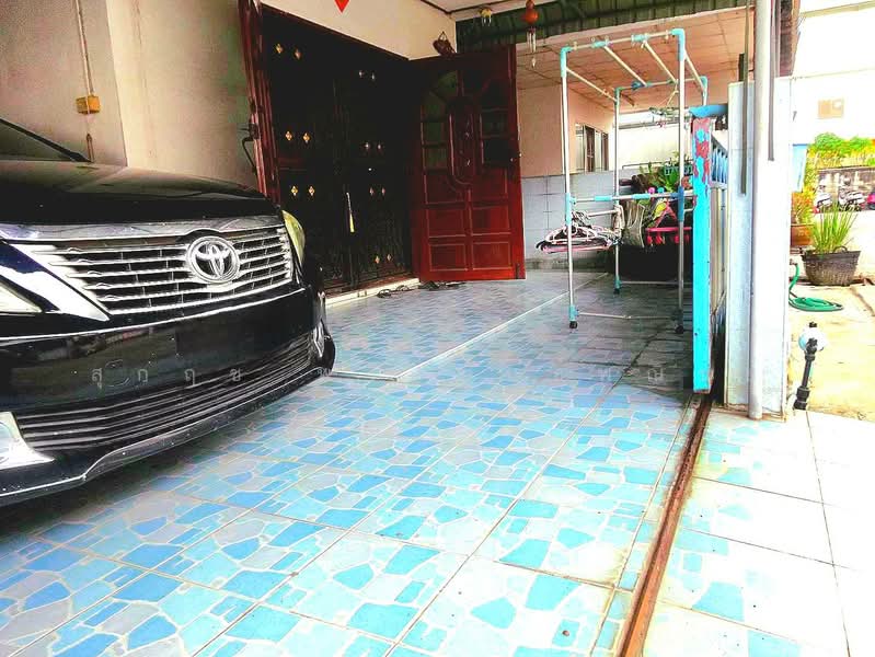 Large townhome for sale at Suan Thip 4 Village, Sam Phran, Nakhon Pathom., Nakhon Pathom, เพชรเกษม, Om Yai, Sam Phran, Nakhon Pathom, 3 Bedrooms, 250 sqm, Townhouse For Sale, by สุกฤช พงศ์พันธุ์พณิชย์, 500152773 - DDproperty.com