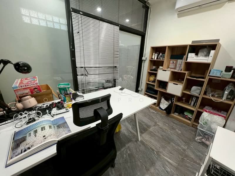 ทาวน์โฮมหลังมุมแต่งครบ ลาดพร้าว 15, Bangkok, Lat Phrao, Lat Phrao, Bangkok, 3 Bedrooms, 200 sqm, Townhouse For Rent, by Correct Property, 500153245 - DDproperty.com