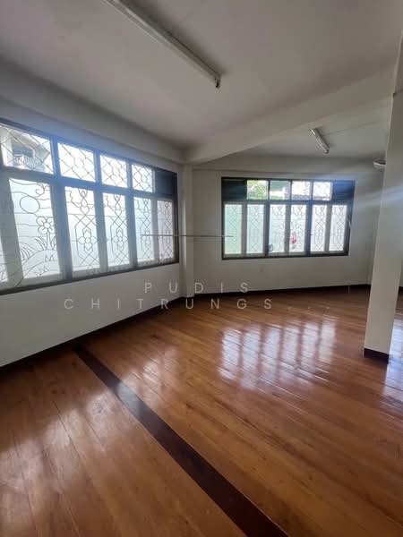 For Rent - Corner Shophouse for Rent – Talad Noi, Khao Lam Road, Bangkok