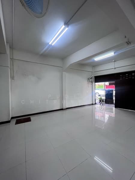 ให้เช่า - ให้เช่าอาคารพาณิชย์ ตึกหัวมุม ตลาดน้อย – ถนนข้าวหลาม, กรุงเทพ