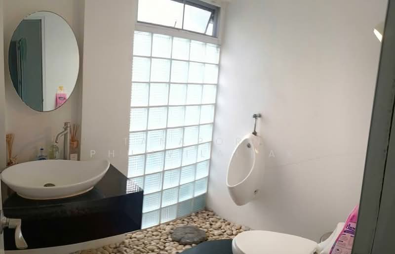 5-BR Townhouse, Bangkok, Nawamin, Bueng Kum, Bangkok, 5 Bedrooms, 200 sqm, Townhouse For Sale, by Tanaporn Phumvilairak, 500153541 - DDproperty.com