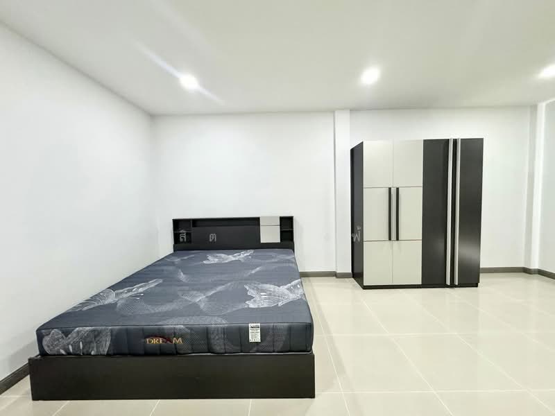 ให้เช่าทาวน์โฮม ม.คลาสสิคโฮม ไร่กล้วย ศรีราชา เฟอร์ครบพร้อมอยู่, Chon Buri (Pattaya), Surasak, Si Racha, Chon Buri (Pattaya), 2 Bedrooms, 65 sqm, Townhouse For Rent, by Dusit Saengfa, 500154174 - DDproperty.com