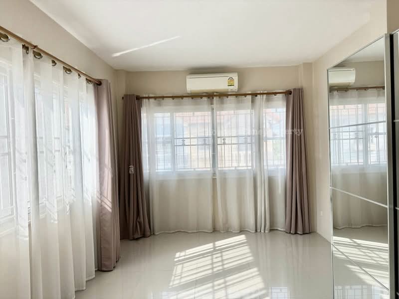 ขายด่วนบ้านแฝด ศรีราชา-หนองยายบู่ แต่งครบ พร้อมอยู่, Chon Buri (Pattaya), Surasak, Si Racha, Chon Buri (Pattaya), 3 Bedrooms, 120 sqm, Semi-Detached House (Twin House) For Sale, by Dusit Saengfa, 500154178 - DDproperty.com