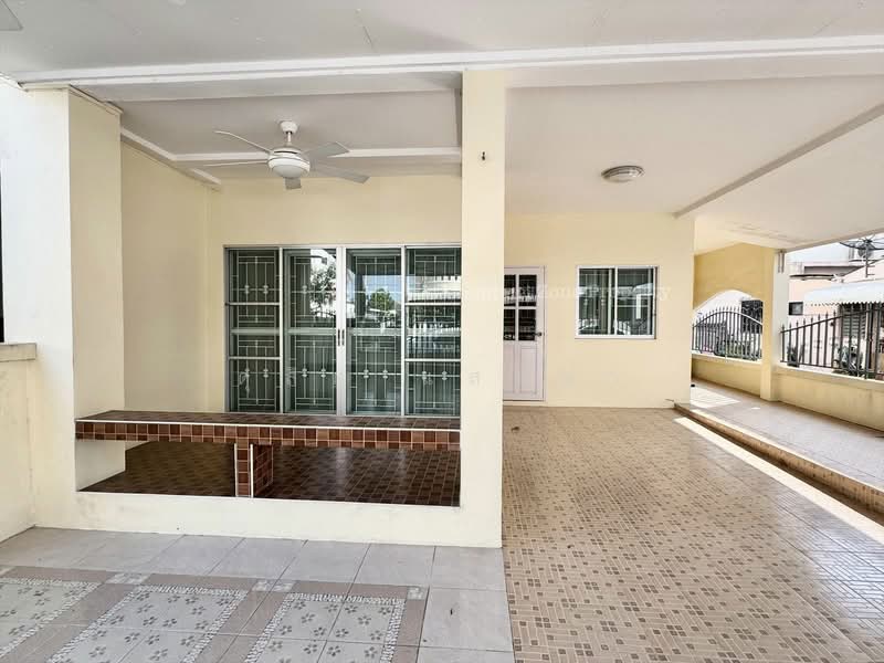 ขายด่วนบ้านแฝด ศรีราชา-หนองยายบู่ แต่งครบ พร้อมอยู่, Chon Buri (Pattaya), Surasak, Si Racha, Chon Buri (Pattaya), 3 Bedrooms, 120 sqm, Semi-Detached House (Twin House) For Sale, by Dusit Saengfa, 500154178 - DDproperty.com