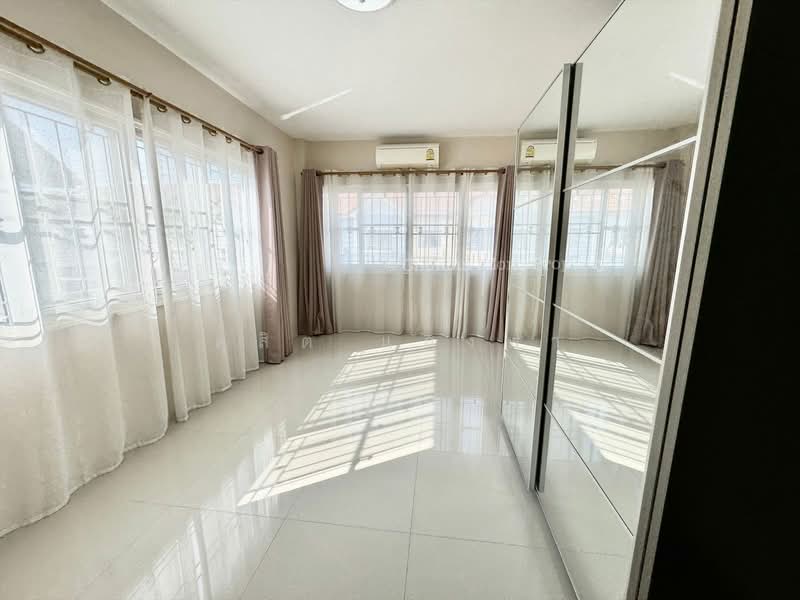 ขายด่วนบ้านแฝด ศรีราชา-หนองยายบู่ แต่งครบ พร้อมอยู่, Chon Buri (Pattaya), Surasak, Si Racha, Chon Buri (Pattaya), 3 Bedrooms, 120 sqm, Semi-Detached House (Twin House) For Sale, by Dusit Saengfa, 500154178 - DDproperty.com