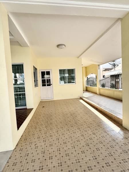 ขายด่วนบ้านแฝด ศรีราชา-หนองยายบู่ แต่งครบ พร้อมอยู่, Chon Buri (Pattaya), Surasak, Si Racha, Chon Buri (Pattaya), 3 Bedrooms, 120 sqm, Semi-Detached House (Twin House) For Sale, by Dusit Saengfa, 500154178 - DDproperty.com