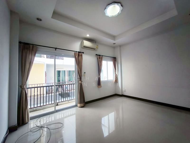 ทาวน์เฮ้าส์ใจกลางเมือง ให้เช่า – ใกล้นิมานฯ เพียง 5 นาที ค่าเช่า 33,000 บาท / เดือน รหัสทรัพย์ : No., Chiang Mai, Su Thep, Muang Chiang Mai, Chiang Mai, 3 Bedrooms, 110 sqm, Townhouse For Rent, by Rutchaporn Tunsiri, 500154202 - DDproperty.com