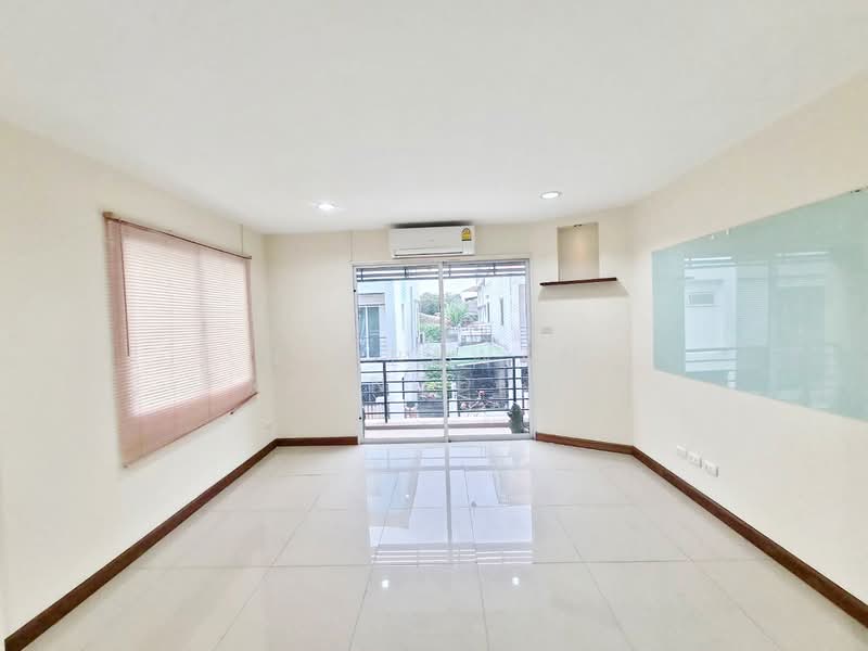 ให้เช่า ทาวน์โฮม 3 ชั้น หลังมุม ถนนสุทธิสาร ใกล้ MRT สุทธิสาร 1 กม., Bangkok, Samsen Nok, Huai Khwang, Bangkok, 3 Bedrooms, 150 sqm, Townhouse For Rent, by Noppawan Ruangdech, 500154237 - DDproperty.com