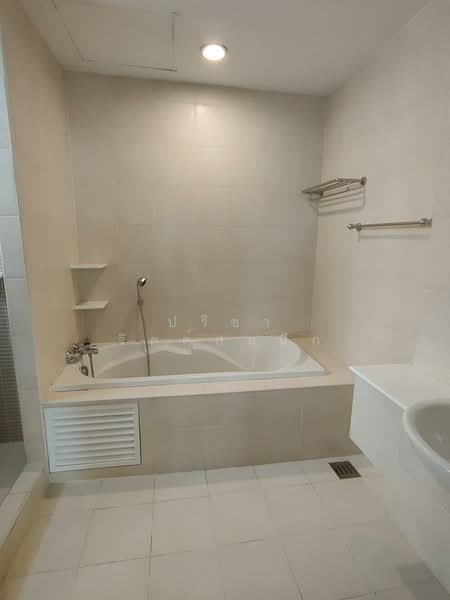 Semi-Detached house 4 bedrooms in secure compound, Ekamai-Pridi Banomyong, Bangkok, เอกมัย, Phra Kanong Nua, Watthana, Bangkok, 4 Bedrooms, 350 sqm, Semi-Detached House (Twin House) For Rent, by ปรีชา จิตต์สมนึก, 500154329 - DDproperty.com