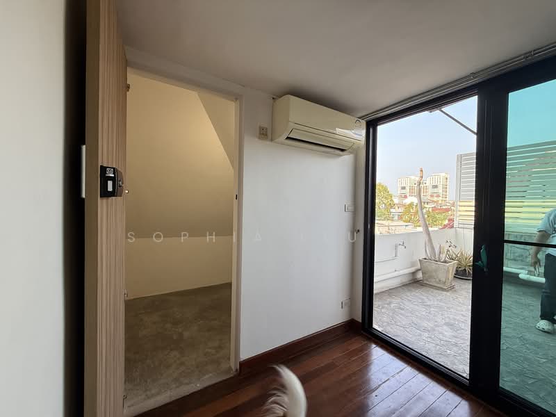 Townhouse Ekkamai Soi 12, Bangkok, Ekkamai Soi 12, Khlong Tan Nua, Watthana, Bangkok, 4 Bedrooms, 250 sqm, Townhouse For Sale, by Sophia Leung, 500154958 - DDproperty.com