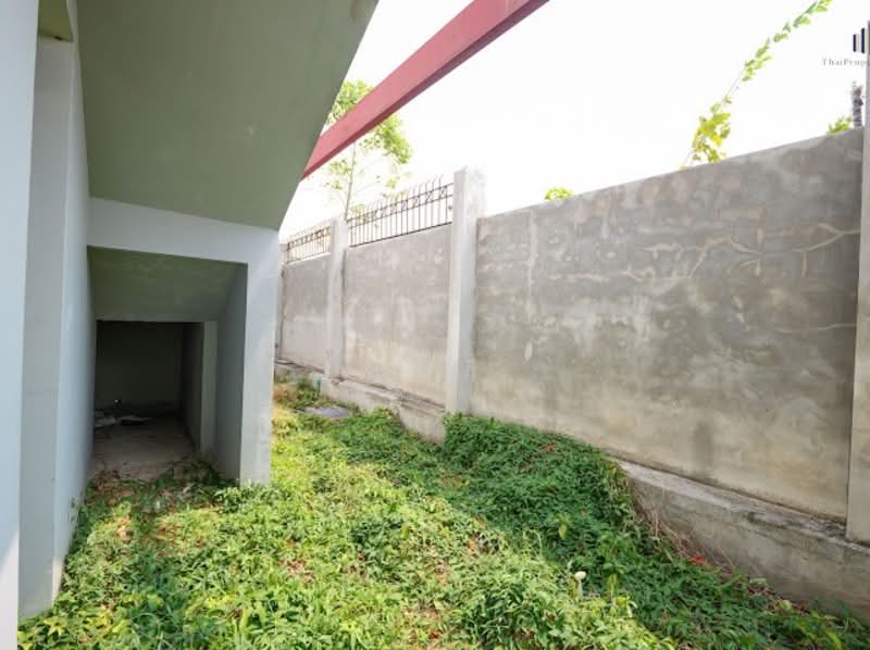 รอคุณมาเนรมิต ให้เป็นบ้านในฝัน !! พื้นที่เยอะ มีสระว่ายน้ำ ! หลังมุมเงียบสงบ ! ขายบ้านเดี่ยวหลังใหญ่, Bangkok, ถนนปัญญาอินทรา, Bang Chun, Khlong Sam Wa, Bangkok, 9 Bedrooms, 1,600 sqm, Single Detached House For Sale, by คุณลี, 500154991 - DDproperty.com