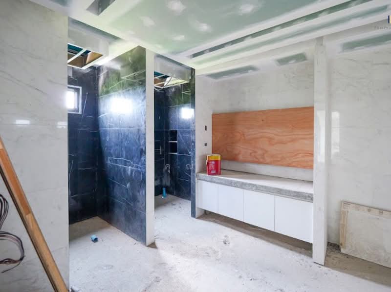 รอคุณมาเนรมิต ให้เป็นบ้านในฝัน !! พื้นที่เยอะ มีสระว่ายน้ำ ! หลังมุมเงียบสงบ ! ขายบ้านเดี่ยวหลังใหญ่, Bangkok, ถนนปัญญาอินทรา, Bang Chun, Khlong Sam Wa, Bangkok, 9 Bedrooms, 1,600 sqm, Single Detached House For Sale, by คุณลี, 500154991 - DDproperty.com