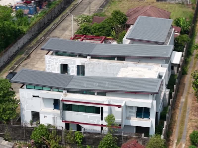 รอคุณมาเนรมิต ให้เป็นบ้านในฝัน !! พื้นที่เยอะ มีสระว่ายน้ำ ! หลังมุมเงียบสงบ ! ขายบ้านเดี่ยวหลังใหญ่, Bangkok, ถนนปัญญาอินทรา, Bang Chun, Khlong Sam Wa, Bangkok, 9 Bedrooms, 1,600 sqm, Single Detached House For Sale, by คุณลี, 500154991 - DDproperty.com