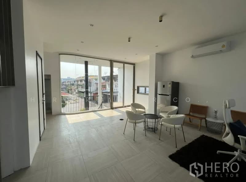 For Sale - For rent or sale Home Office in Chan Kasem, Chatuchak, Bangkok bre21768, Bangkok