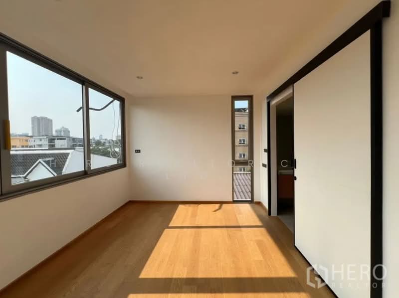 For Sale - For rent or sale Home Office in Chan Kasem, Chatuchak, Bangkok bre21768, Bangkok