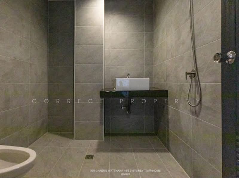 ทาวน์โฮม 3 ชั้น หลังริม ใกล้สถานีรถไฟฟ้า MRT สายสีชมพูเพียง 160 ม. เป็นโฮมออฟฟิศได้, Bangkok, Thung Song Hong, Lak Si, Bangkok, 3 Bedrooms, 183 sqm, Townhouse For Rent, by Correct Property, 500155386 - DDproperty.com