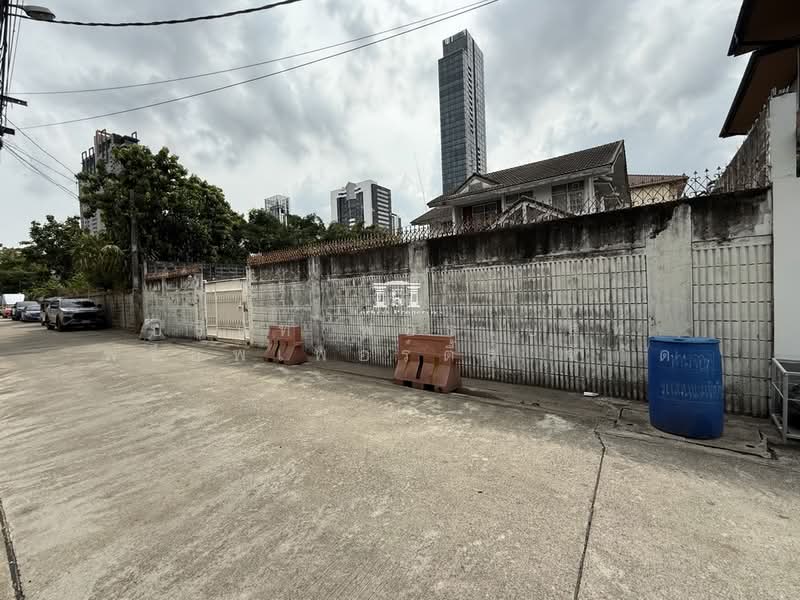 45042 – ที่ดิน+บ้าน ถนนทองหล่อ 25, สุขุมวิท 55 เนื้อที่ 136 ตร.ว. ใกล้โรงพยาบาลคามิลเลี่ยน, Bangkok, ทองหล่อ 25, Khlongtoei Nua, Watthana, Bangkok, , 544 sqm, Land For Sale, by Forbest Properties Co., Ltd., 500155489 - DDproperty.com