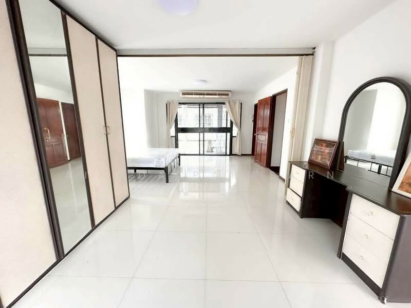 Home Avenue, corner lot, Soi Prawit and Friends 16., Bangkok, Bang Chak, Phra Khanong, Bangkok, 5 Bedrooms, 237 sqm, Townhouse For Rent, by Airada Parasarn, 500155705 - DDproperty.com