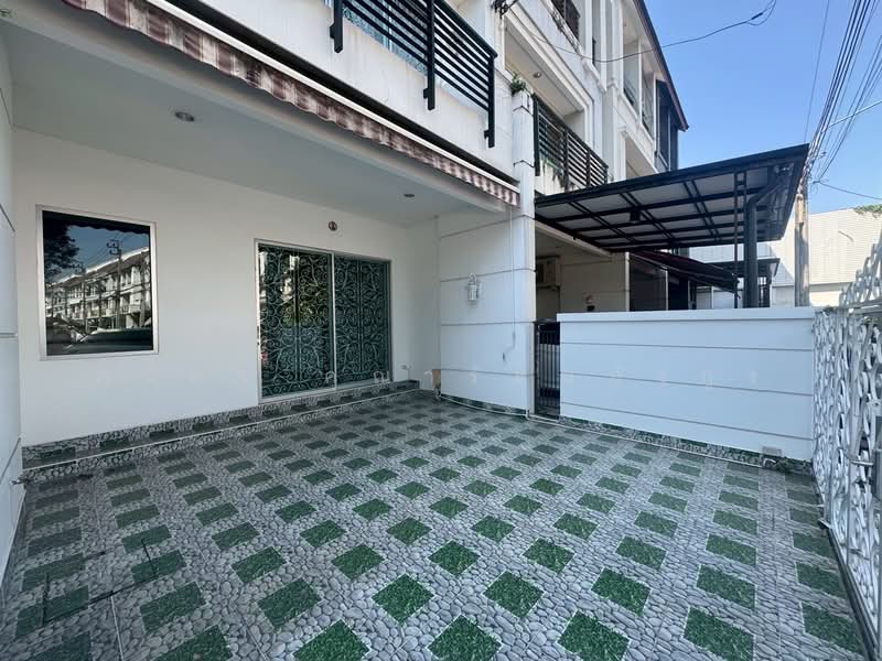 Baan Klang Muang Sukhumvit 113, Samut Prakan, Soi Dan Samrong 32, Samrong Nua, Muang Samut Prakarn, Samut Prakan, 3 Bedrooms, 135 sqm, Townhouse For Sale, by Panida Kunaratana-Angkul, 500155923 - ลานจอดรถปูกระเบื้องได้สองคัน - DDproperty.com