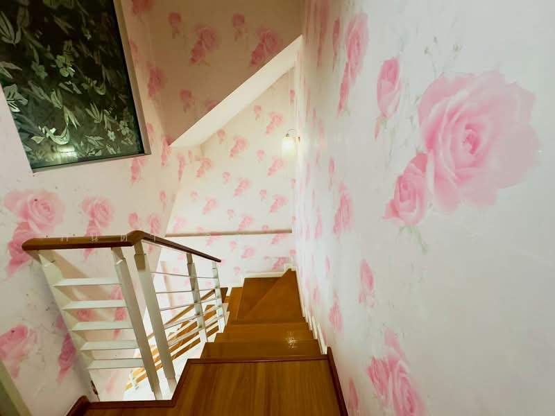 Baan Klang Muang Sukhumvit 113 : บ้านกลางเมือง สุขุมวิท 113, สมุทรปราการ, ซอย ด่านสำโรง 32, สำโรงเหนือ, เมืองสมุทรปราการ, สมุทรปราการ, 135 ตร.ม., ทาวน์เฮ้าส์ ขาย, โดย ภนิดา คุณารัตนอังกูร, 500155923 - บันไดพื้นไม้ขึ้นชั้นสองกว้างขวาง - DDproperty.com