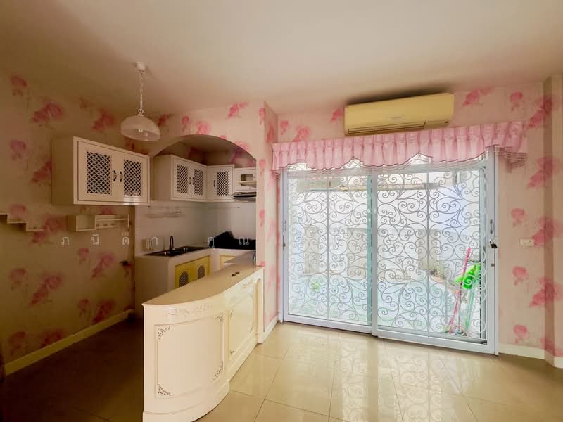 Baan Klang Muang Sukhumvit 113 : บ้านกลางเมือง สุขุมวิท 113, สมุทรปราการ, ซอย ด่านสำโรง 32, สำโรงเหนือ, เมืองสมุทรปราการ, สมุทรปราการ, 135 ตร.ม., ทาวน์เฮ้าส์ ขาย, โดย ภนิดา คุณารัตนอังกูร, 500155923 - ห้องครัวที่ขยายโล่งโอโถงสบายตา - DDproperty.com