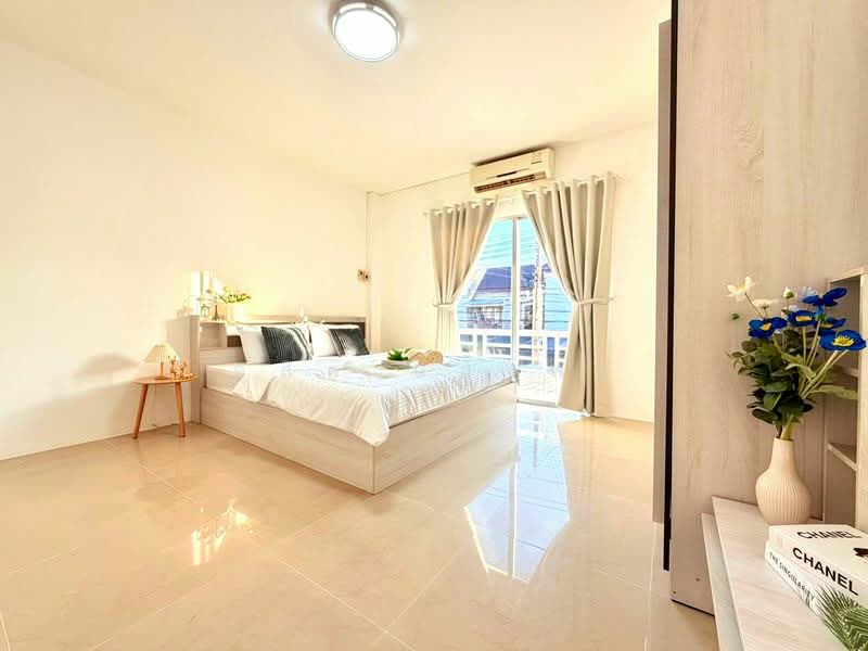 ขายทาวน์โฮมรีโนเวทใหม่ ม.โกลเด้นท์เพลส เครือสหพัฒน์ ศรีราชา, Chon Buri (Pattaya), Bueng, Si Racha, Chon Buri (Pattaya), 2 Bedrooms, 65 sqm, Townhouse For Sale, by Dusit Saengfa, 500156097 - DDproperty.com