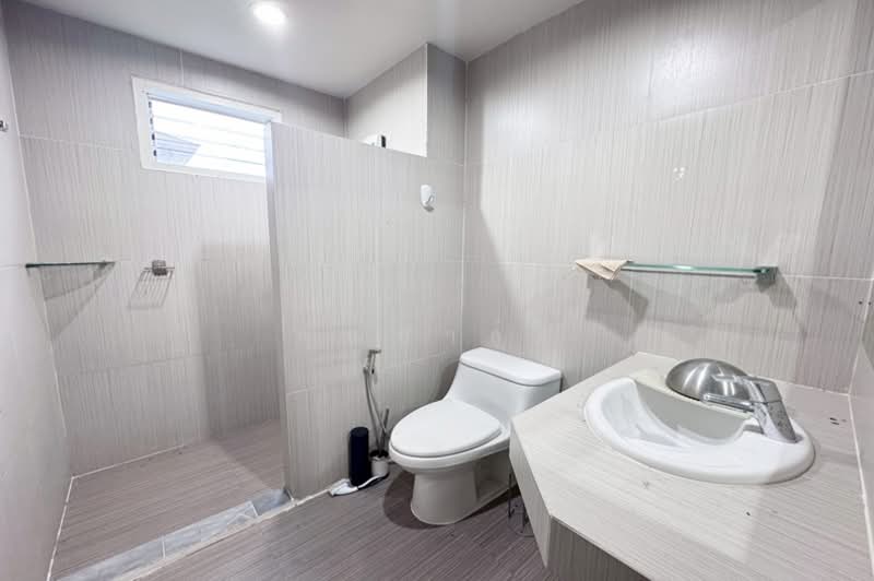 ซอยนวมินทร์ 42, Bangkok, Khlong Kum, Bueng Kum, Bangkok, 3 Bedrooms, 190 sqm, Townhouse For Sale, by คุณปาล์ม, 500156113 - DDproperty.com