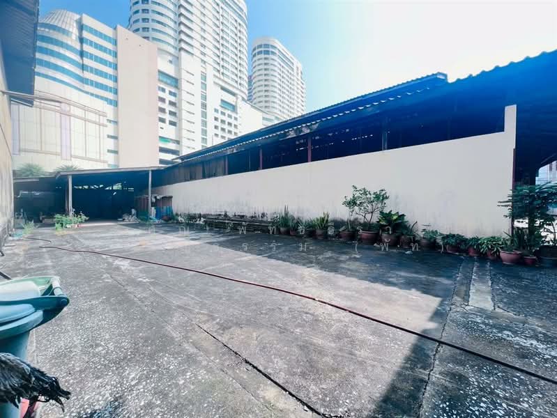 ที่ดิน + สิ่งปลูกสร้าง 3 ชั้น 939 ตร.ว. ถนนจักรพรรดิพงษ์ ตรอกโรงเลี้ยงเด็ก, Bangkok, Wat Thep Sirin, Pom Prap Sattru Phai, Bangkok, , 3,756 sqm, Land For Sale, by คุณ พัทธ์ธีรา เจริญธรรม (พัท), 500156219 - DDproperty.com