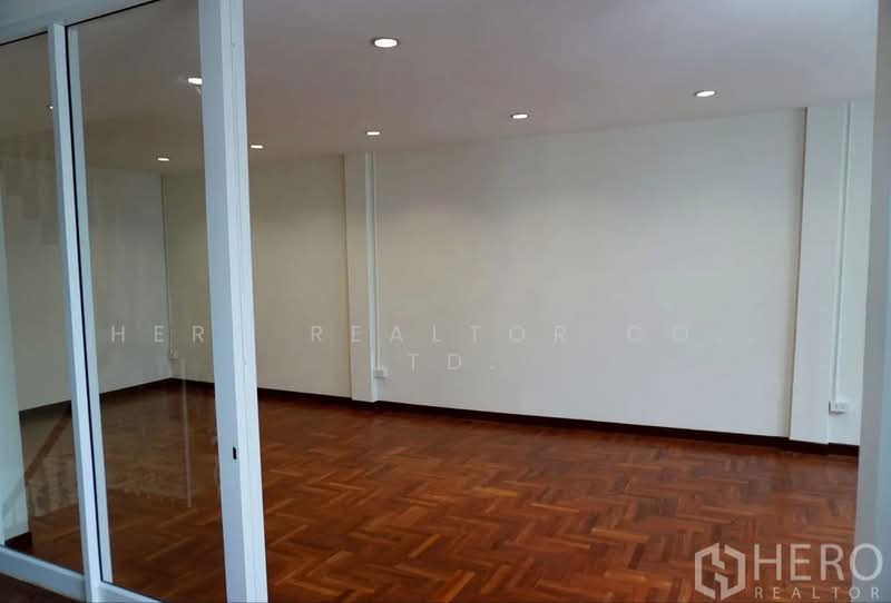 For Sale Home Office Sukhumvit 71 Near BTS Phra Khanong Bangkok HRE00263, Bangkok, สุขุมวิท, Phra Kanong Nua, Watthana, Bangkok, , 386 sqm, Office Space For Sale, by Hero Realtor Co., Ltd., 500156263 - DDproperty.com