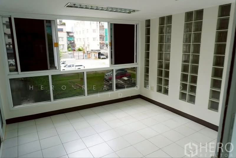 For Sale Home Office Sukhumvit 71 Near BTS Phra Khanong Bangkok HRE00263, Bangkok, สุขุมวิท, Phra Kanong Nua, Watthana, Bangkok, , 386 sqm, Office Space For Sale, by Hero Realtor Co., Ltd., 500156263 - DDproperty.com