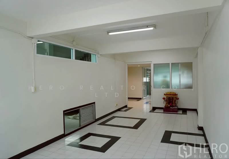 For Sale Home Office Sukhumvit 71 Near BTS Phra Khanong Bangkok HRE00263, Bangkok, สุขุมวิท, Phra Kanong Nua, Watthana, Bangkok, , 386 sqm, Office Space For Sale, by Hero Realtor Co., Ltd., 500156263 - DDproperty.com