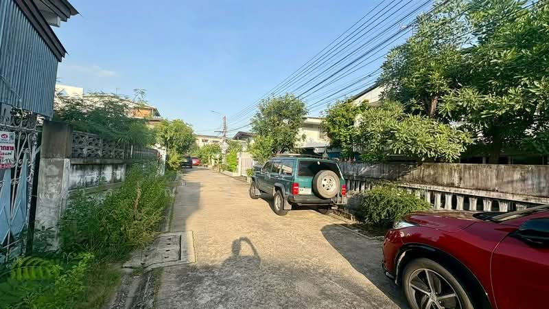 ที่ดิน +บ้าน 2 ชั้น 63 ตร.ว. ที่ดิน +บ้าน ซอยโชคชัย4 ซ.48 ถนนโชคชัย4, Bangkok, Lat Phrao, Lat Phrao, Bangkok, 4 Bedrooms, 250 sqm, Single Detached House For Sale, by คุณ กิริยา วรรณารักษ์ (แอฟ), 500156274 - DDproperty.com