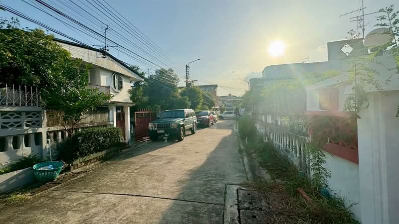 ที่ดิน +บ้าน 2 ชั้น 63 ตร.ว. ที่ดิน +บ้าน ซอยโชคชัย4 ซ.48 ถนนโชคชัย4, Bangkok, Lat Phrao, Lat Phrao, Bangkok, 4 Bedrooms, 250 sqm, Single Detached House For Sale, by คุณ กิริยา วรรณารักษ์ (แอฟ), 500156274 - DDproperty.com