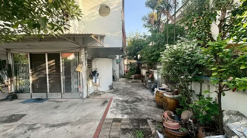 ที่ดิน +บ้าน 2 ชั้น 63 ตร.ว. ที่ดิน +บ้าน ซอยโชคชัย4 ซ.48 ถนนโชคชัย4, Bangkok, Lat Phrao, Lat Phrao, Bangkok, 4 Bedrooms, 250 sqm, Single Detached House For Sale, by คุณ กิริยา วรรณารักษ์ (แอฟ), 500156274 - DDproperty.com