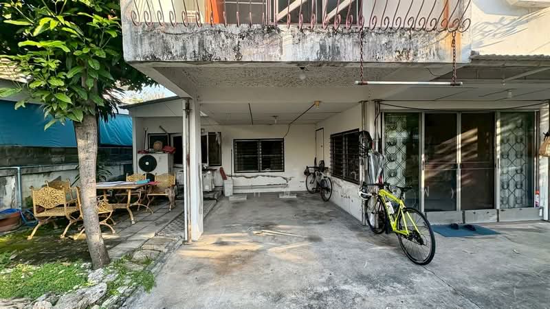 ที่ดิน +บ้าน 2 ชั้น 63 ตร.ว. ที่ดิน +บ้าน ซอยโชคชัย4 ซ.48 ถนนโชคชัย4, Bangkok, Lat Phrao, Lat Phrao, Bangkok, 4 Bedrooms, 250 sqm, Single Detached House For Sale, by คุณ กิริยา วรรณารักษ์ (แอฟ), 500156274 - DDproperty.com