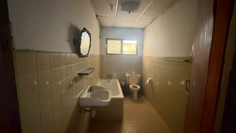 ที่ดิน +บ้าน 2 ชั้น 63 ตร.ว. ที่ดิน +บ้าน ซอยโชคชัย4 ซ.48 ถนนโชคชัย4, Bangkok, Lat Phrao, Lat Phrao, Bangkok, 4 Bedrooms, 250 sqm, Single Detached House For Sale, by คุณ กิริยา วรรณารักษ์ (แอฟ), 500156274 - DDproperty.com