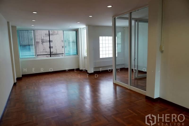 For Rent Home Office Sukhumvit 71 Near BTS Phra Khanong Bangkok HRE00263, Bangkok, วัฒนา, Phra Kanong Nua, Watthana, Bangkok, , 386 sqm, Office Space For Rent, by Hero Realtor Co., Ltd., 500156295 - DDproperty.com