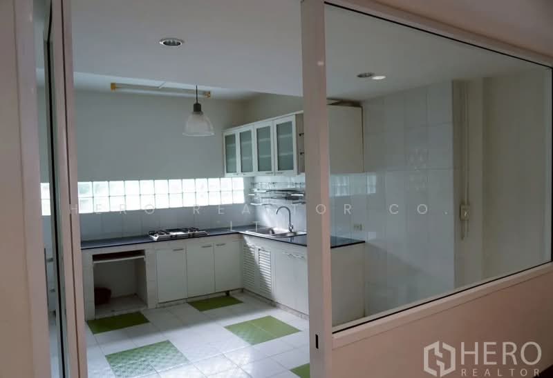 For Rent Home Office Sukhumvit 71 Near BTS Phra Khanong Bangkok HRE00263, Bangkok, วัฒนา, Phra Kanong Nua, Watthana, Bangkok, , 386 sqm, Office Space For Rent, by Hero Realtor Co., Ltd., 500156295 - DDproperty.com