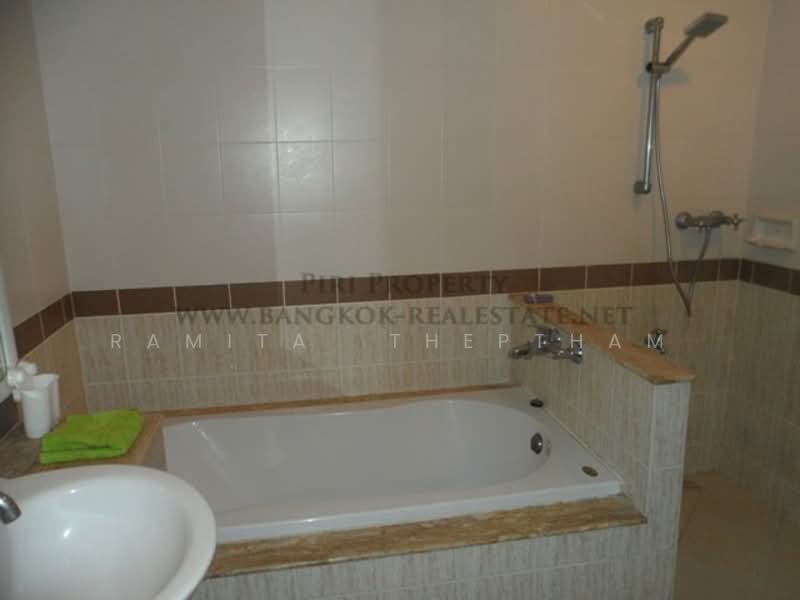 3-BR Townhouse, Bangkok, Bang Chak, Phra Khanong, Bangkok, 3 Bedrooms, 260 sqm, Townhouse For Rent, by Ramita Theptham, 500156485 - DDproperty.com