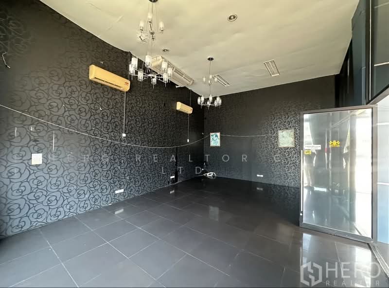 For Rent - For rent Showroom 1155sqm in Suan Luang Bangkok HRE00257, Bangkok