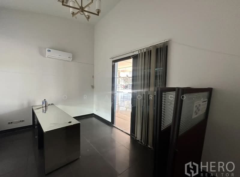 For Rent - For rent Showroom 1155sqm in Suan Luang Bangkok HRE00257, Bangkok