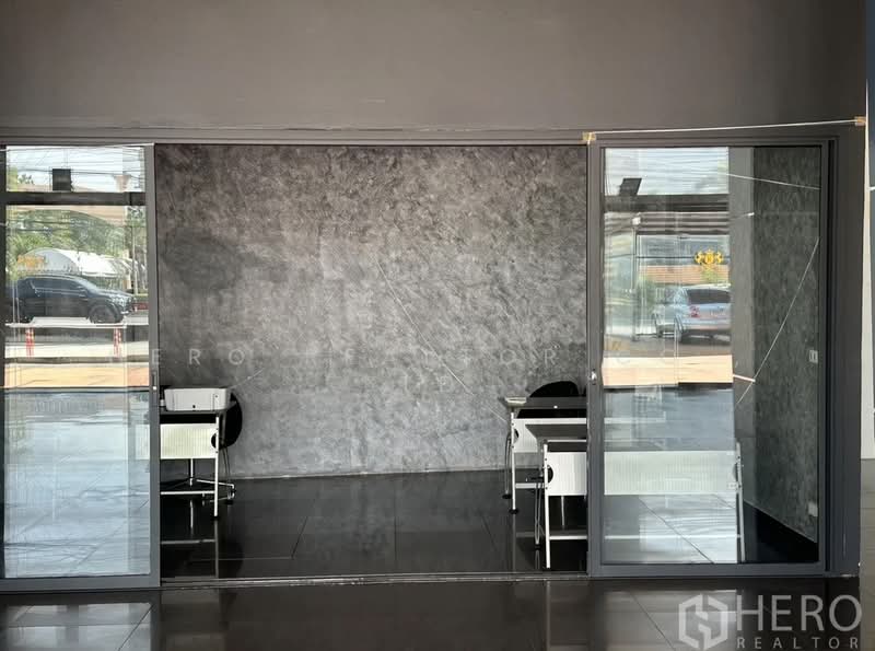 For Rent - For rent Showroom 1155sqm in Suan Luang Bangkok HRE00257, Bangkok