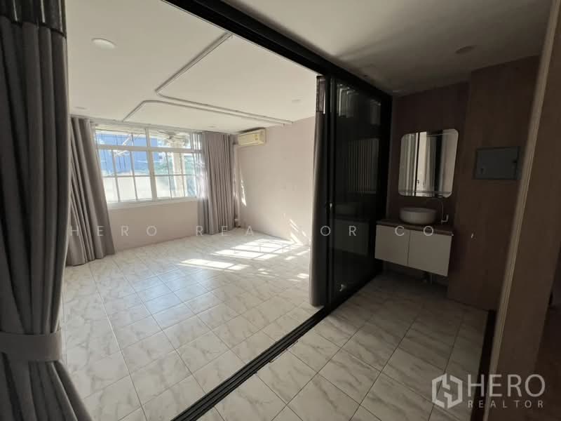 For sale Shophouse 250sqm in Phra Khanong Nuea, Watthana, Bangkok BTS Ekkamai bre17184, Bangkok, Phra Kanong Nua, Watthana, Bangkok, , 250 sqm, Shophouse For Sale, by Hero Realtor Co., Ltd., 500156554 - DDproperty.com