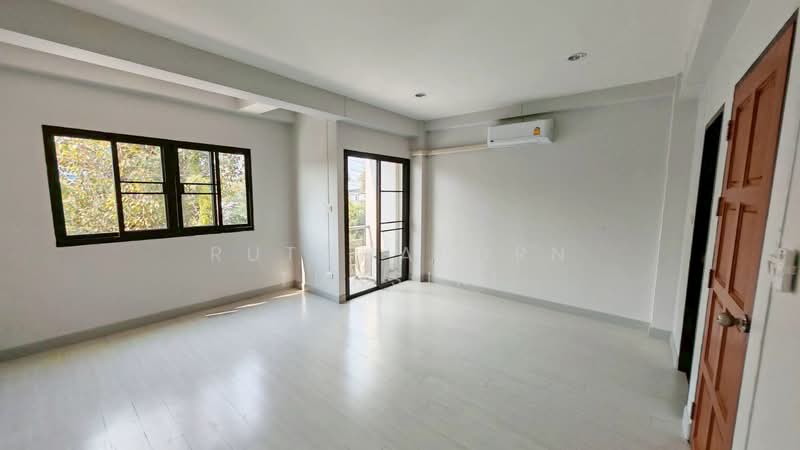 ทาวน์เฮ้าส์ให้เช่า – ใกล้บิ๊กซีแม่เหียะ ค่าเช่า 15,000 บาท / เดือน รหัสทรัพย์ : No.9H1018, Chiang Mai, Mae Hia, Muang Chiang Mai, Chiang Mai, 4 Bedrooms, 110 sqm, Townhouse For Rent, by Rutchaporn Tunsiri, 500157055 - DDproperty.com