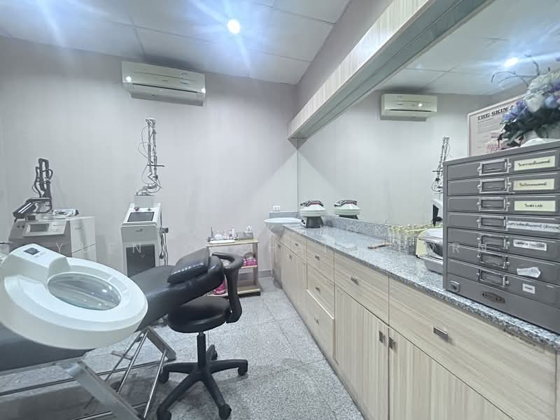 Land + Beauty Clinic Business for sale, 3 Building+ 1 Single house (392 sq.wa) Parking, Bangkok, ถนนเสนานิคม, Sena Nikhom, Chatuchak, Bangkok, , 1,568 sqm, Land For Sale, by Kornkanok Yuenyonghattaporn, 500157499 - DDproperty.com