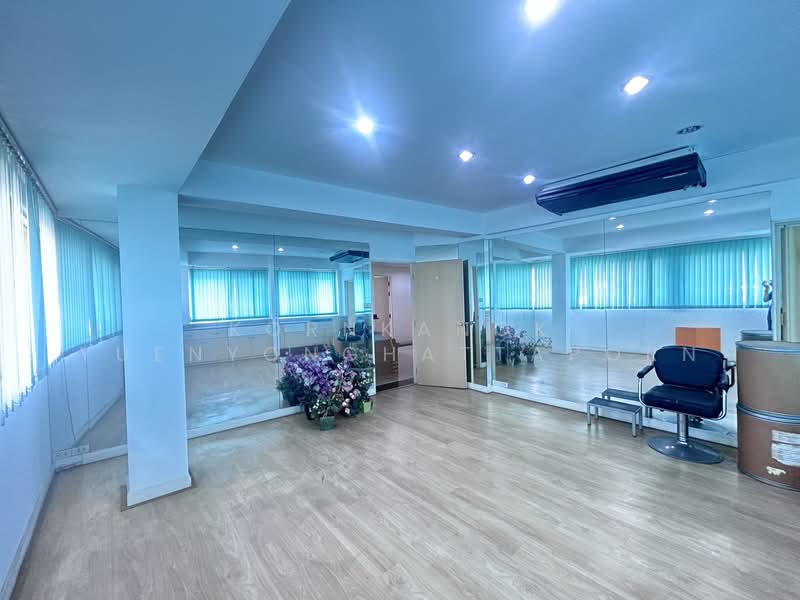 Land + Beauty Clinic Business for sale, 3 Building+ 1 Single house (392 sq.wa) Parking, Bangkok, ถนนเสนานิคม, Sena Nikhom, Chatuchak, Bangkok, , 1,568 sqm, Land For Sale, by Kornkanok Yuenyonghattaporn, 500157499 - DDproperty.com
