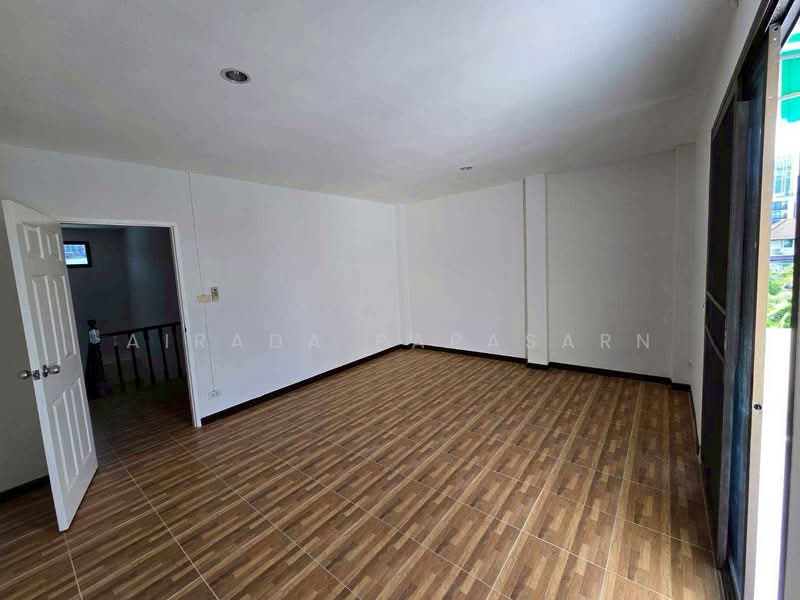 เช่า บ้านแฝด 3 ชั้น ซอยสุขุวิท 65 ใกล้ BTS พระโขนง, Bangkok, Phra Kanong Nua, Watthana, Bangkok, 4 Bedrooms, 80 sqm, Semi-Detached House (Twin House) For Rent, by Airada Parasarn, 500157560 - DDproperty.com