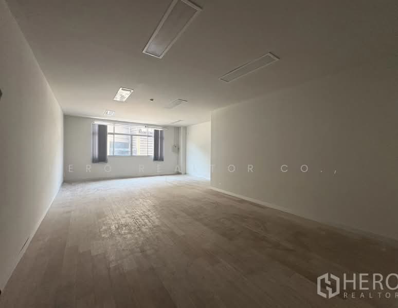 ให้เช่าโรงงานพร้อมโกดังและสำนักงาน 3 ชั้น นิคมอุตสาหกรรมลาดกระบัง กรุงเทพ hre00238, กรุงเทพ, ลำปลาทิว, ลาดกระบัง, กรุงเทพ, 7,668 ตร.ม., โกดัง-โรงงาน ให้เช่า, โดย Hero Realtor Co., Ltd., 500157753 - DDproperty.com